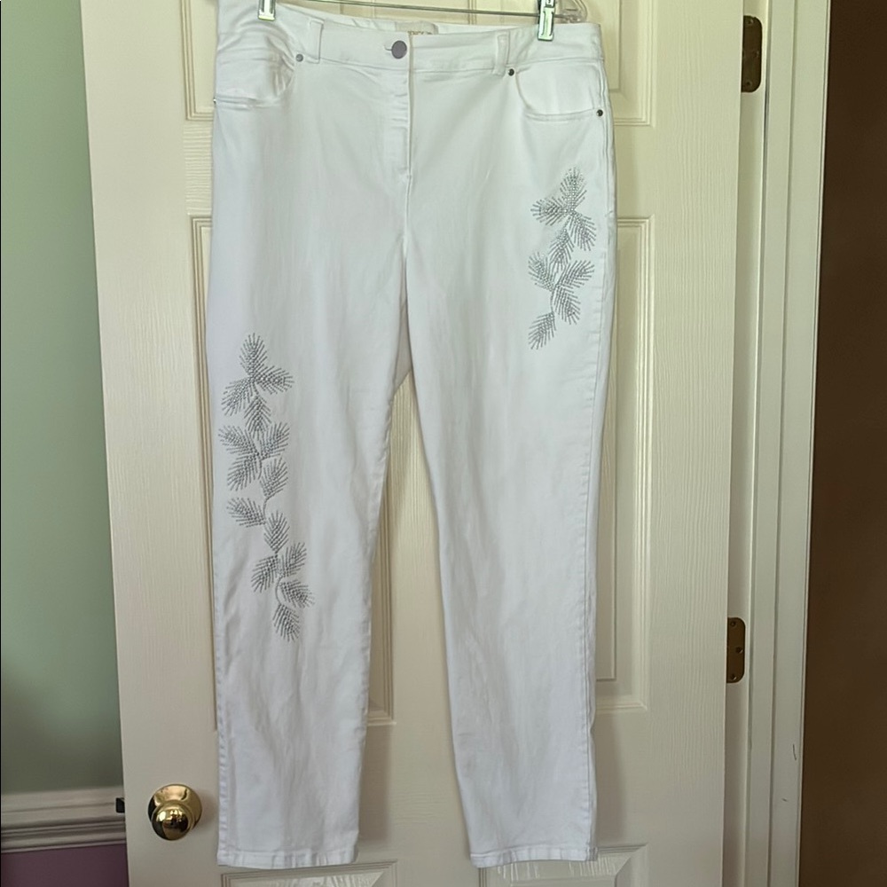 Chico's White Ankle Cropped Jeans with Subtle Patterns